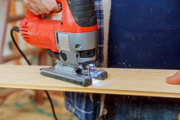 Comment choisir sa scie sauteuse : Un guide complet pour faire le bon choix